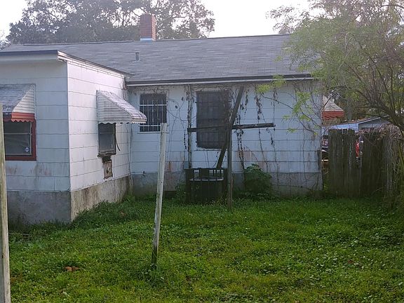 5th image of 2877 Lenox Ave