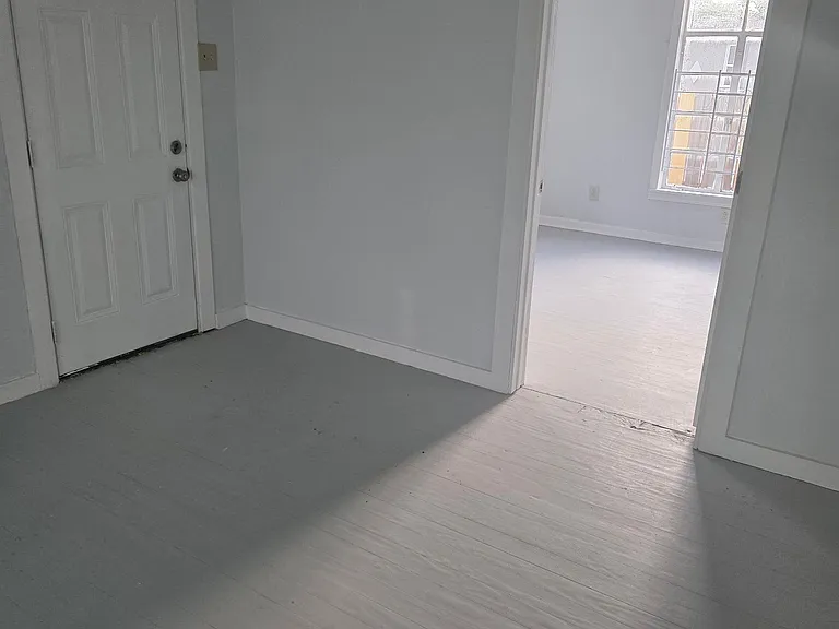 1034 Poinsettia — Photo 4