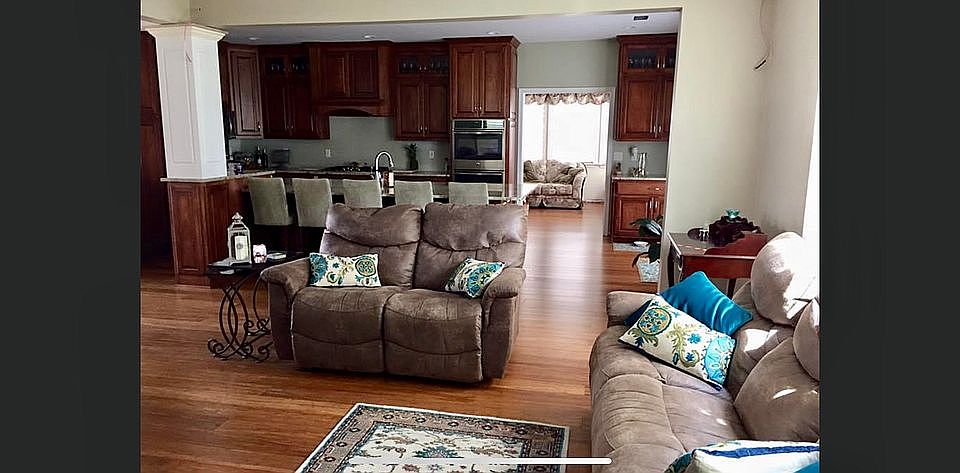 1st image of 904 Hanson Dr