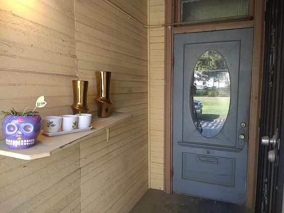 Welcome Home! Lower unit's entrance hall and outdoor shelf.