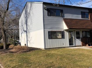 154 Pointe Cir N, Coram, NY 11727
