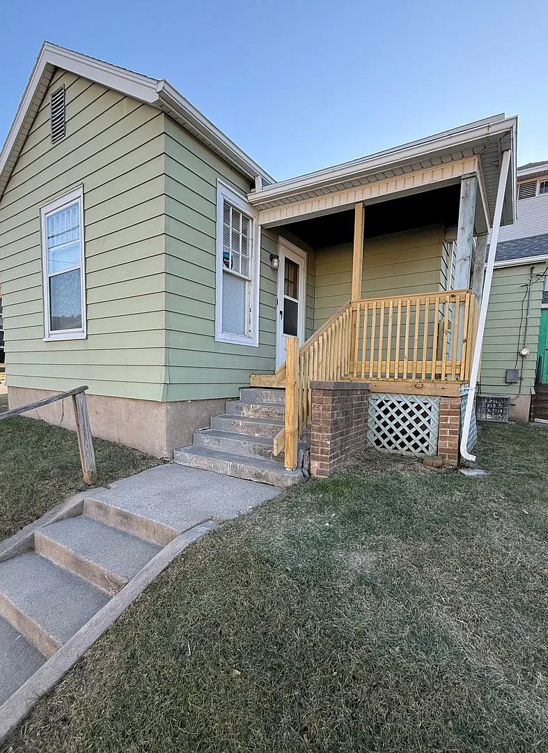 Charming 2 Bedroom Home with Garage on Corner Lot — Photo 2