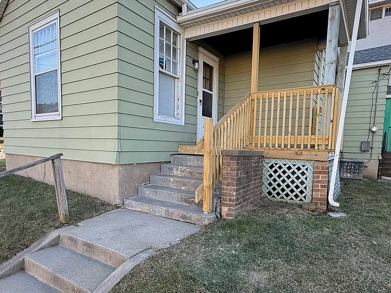 140 Lincoln Ave — Photo 2