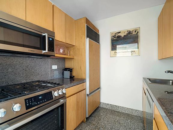 4th image of 111 W 67th St APT 25B
