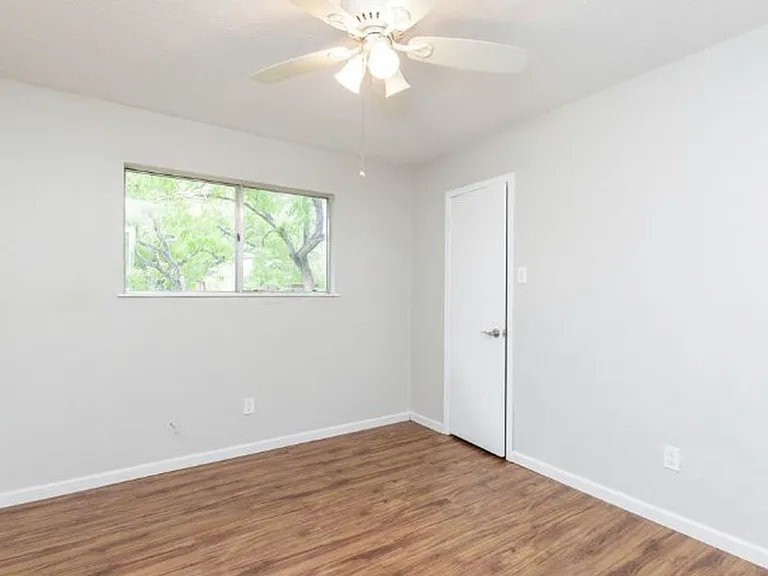 5337 Avenue C — Photo 9