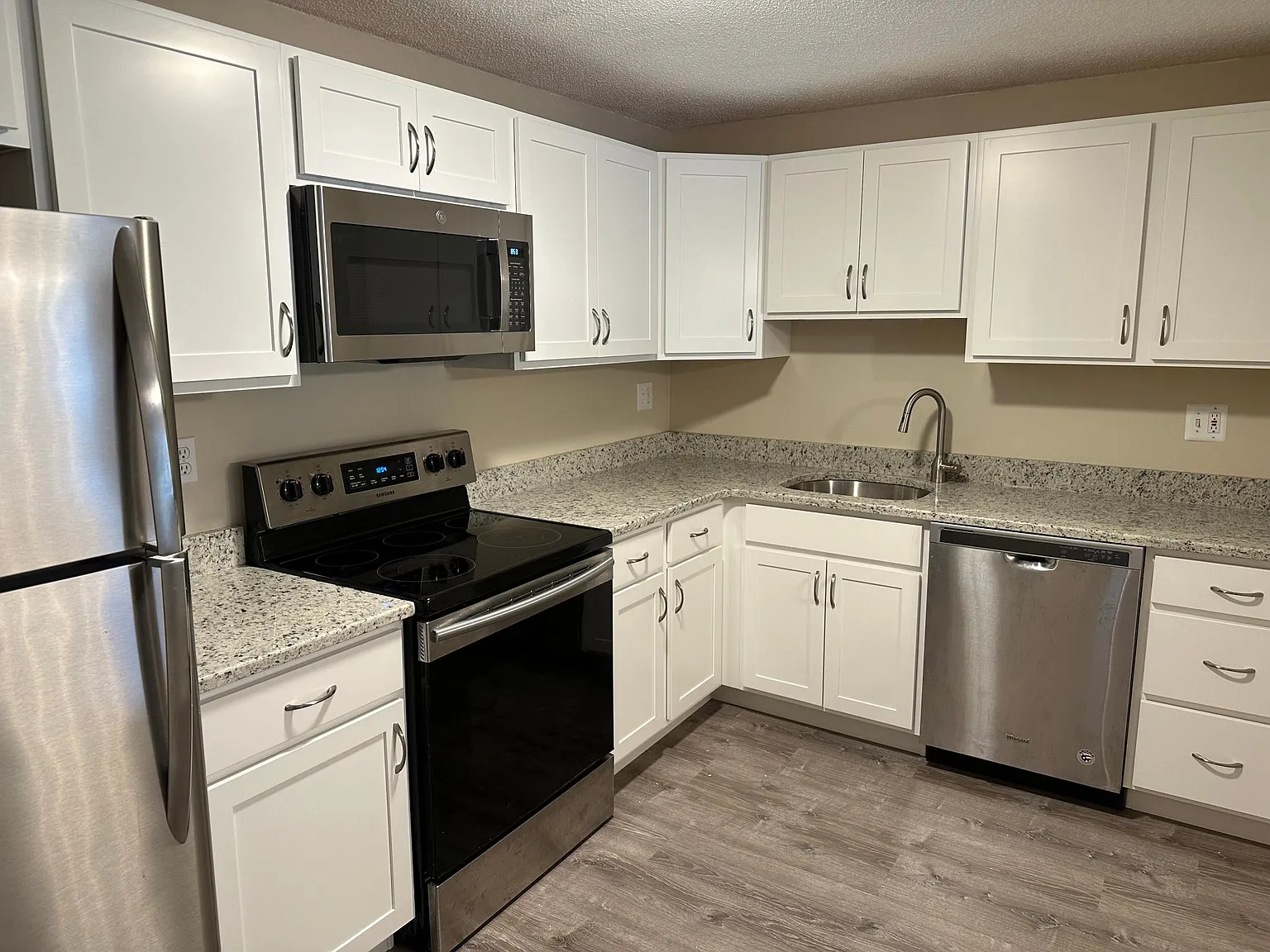 2 bed, 1130 sqft, $2,400 — Photo 1