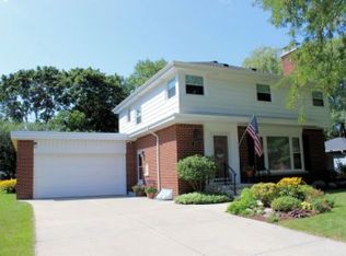 7037 N Fairchild Cir, Fox Pt, WI 53217