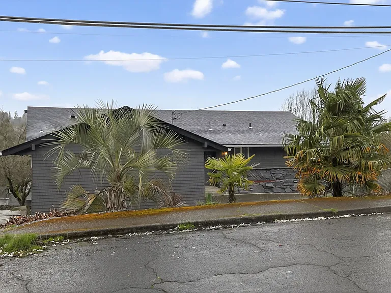 2404 Bloyd St — Photo 3