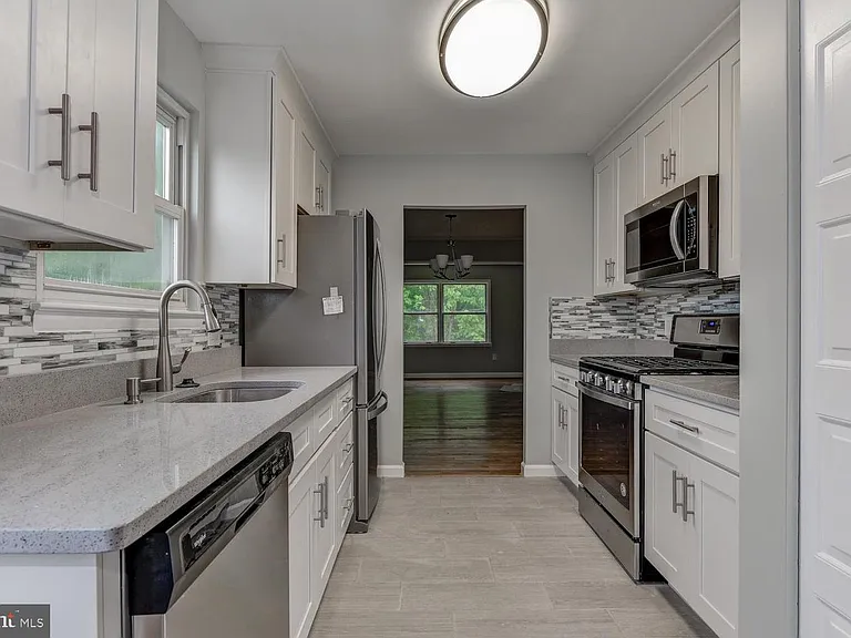 12702 N Point Ln — Photo 4