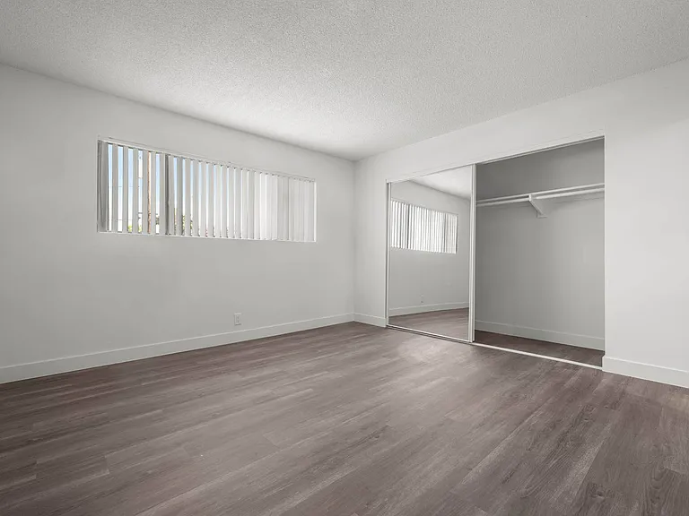Sunset Square Apartments — Photo 50