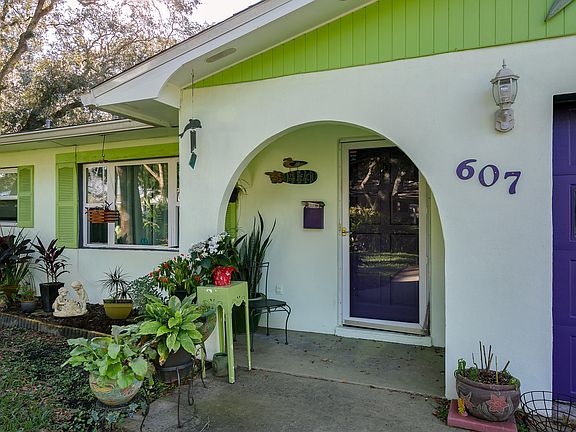 3rd image of 607 Mariposa St