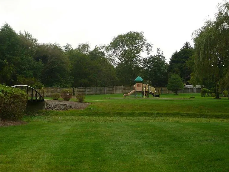 74 Park Gate Dr — Photo 12