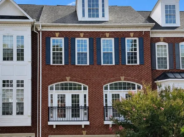 4363 Patriot Park Ct, Fairfax, VA 22030