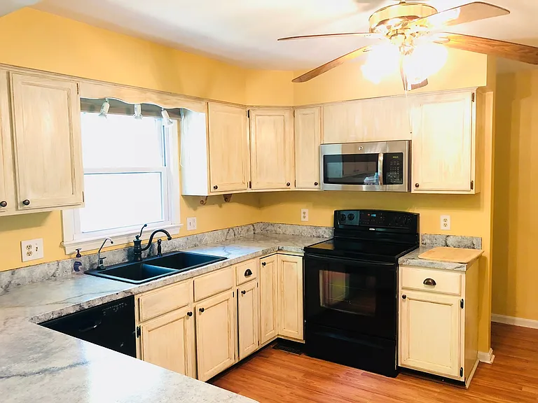 2021 State Room Dr — Photo 3