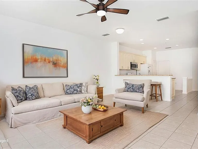 880 Hampton Cir — Photo 10