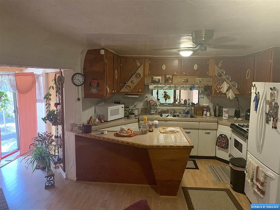2nd image of 606 E 12th St