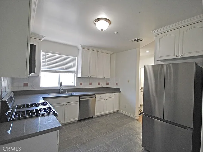 2345 Montrose Ave #2 — Photo 4