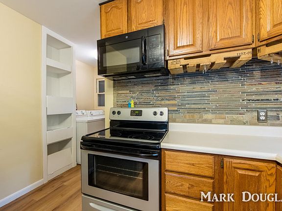 3rd image of 559 Sunset St