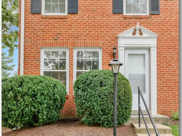 226 N Auburn Dr, Sterling, VA 20164