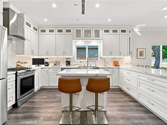 5th image of 430 N Parish Pl