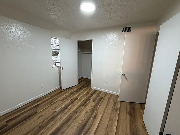 1342 N Cooper St — Photo 3