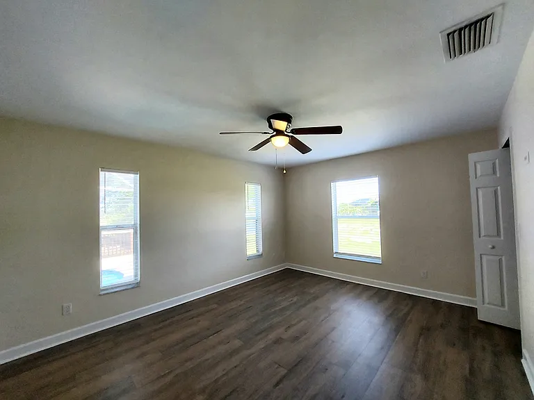 18 NW 29th Pl — Photo 9