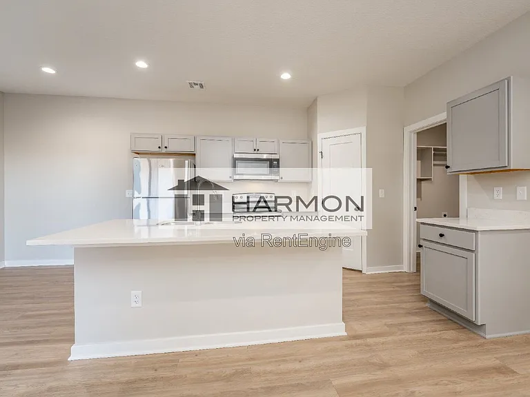 1902 N Cody Ln — Photo 3