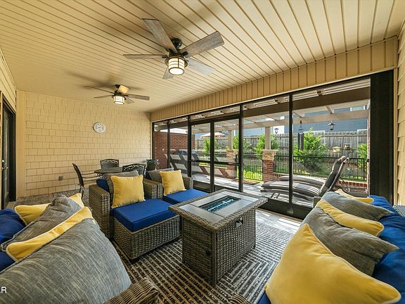 2nd image of 803 Fountain View Way
