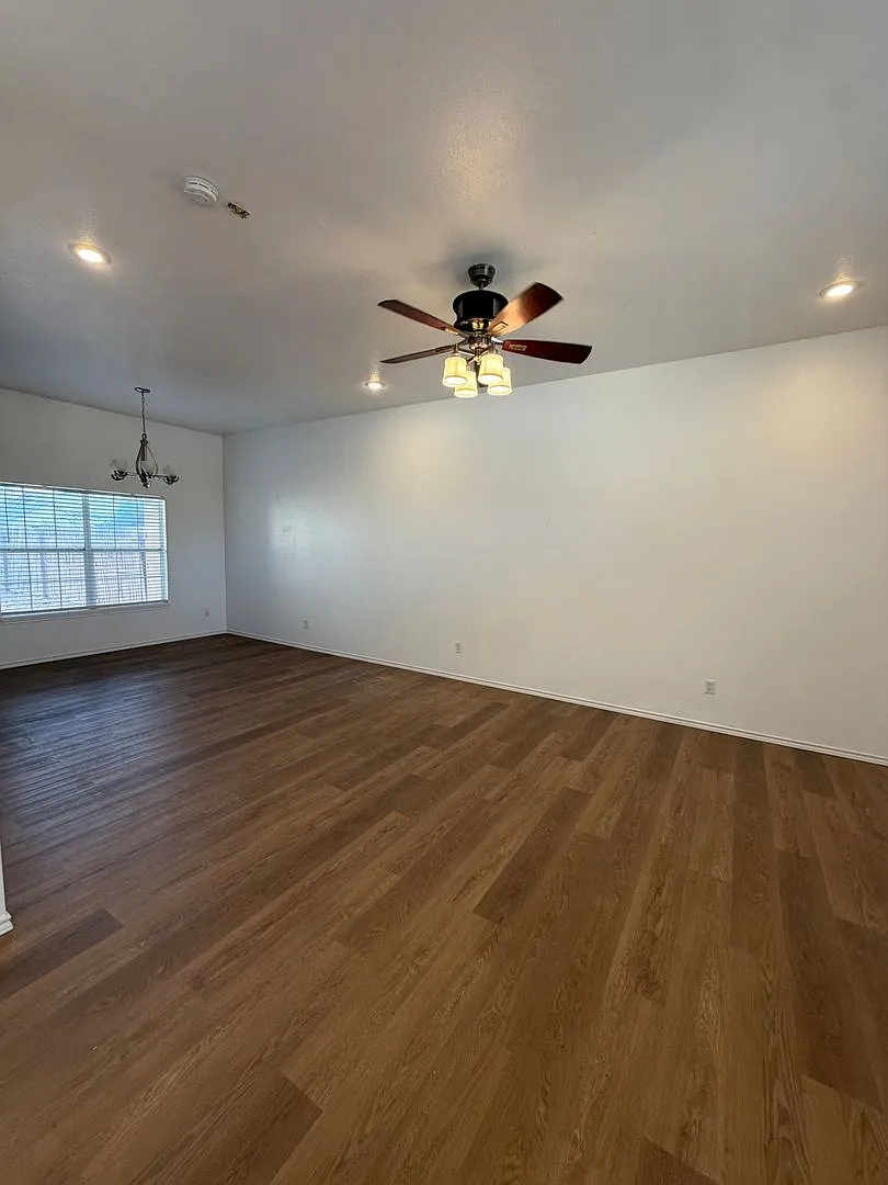 Very nice 3 bedroom 2 bath with garage — Photo 2