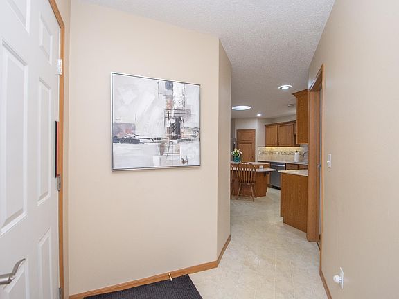 4th image of 845 12th Ave W
