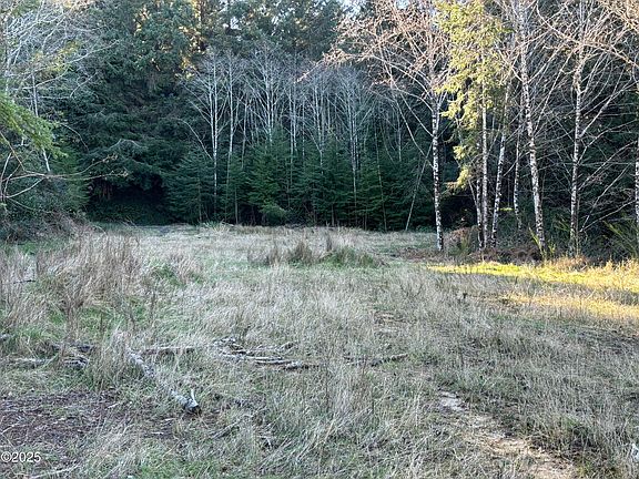 5th image of 2040 SE Lucy Ln