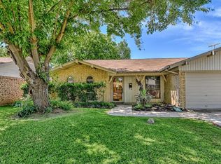 325 Forrest Hill Ln, Grand Prairie, TX 75052