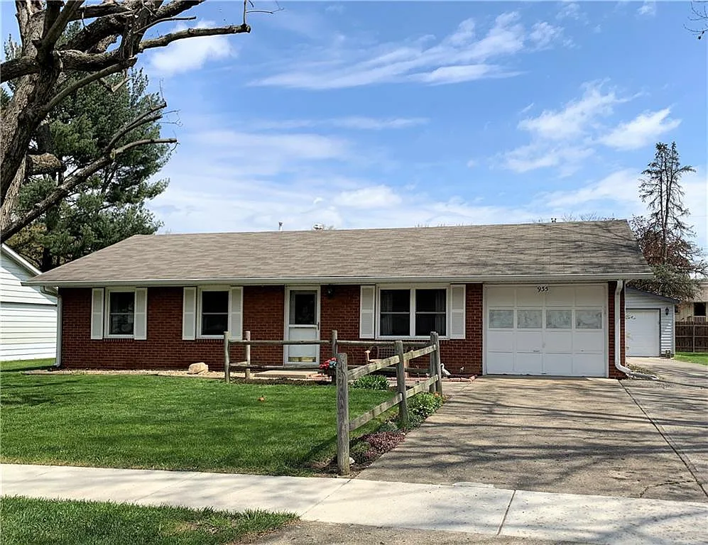 935 Ridgewood Dr photo 1