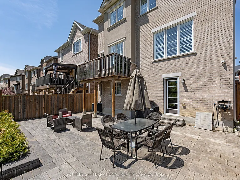 1056 Foxtail Cres — Photo 41