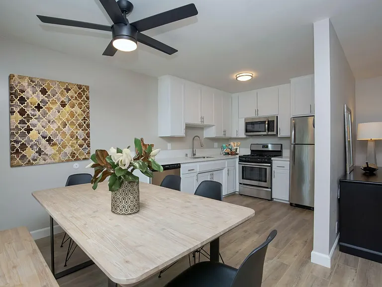 The Capri Apartments — Photo 10