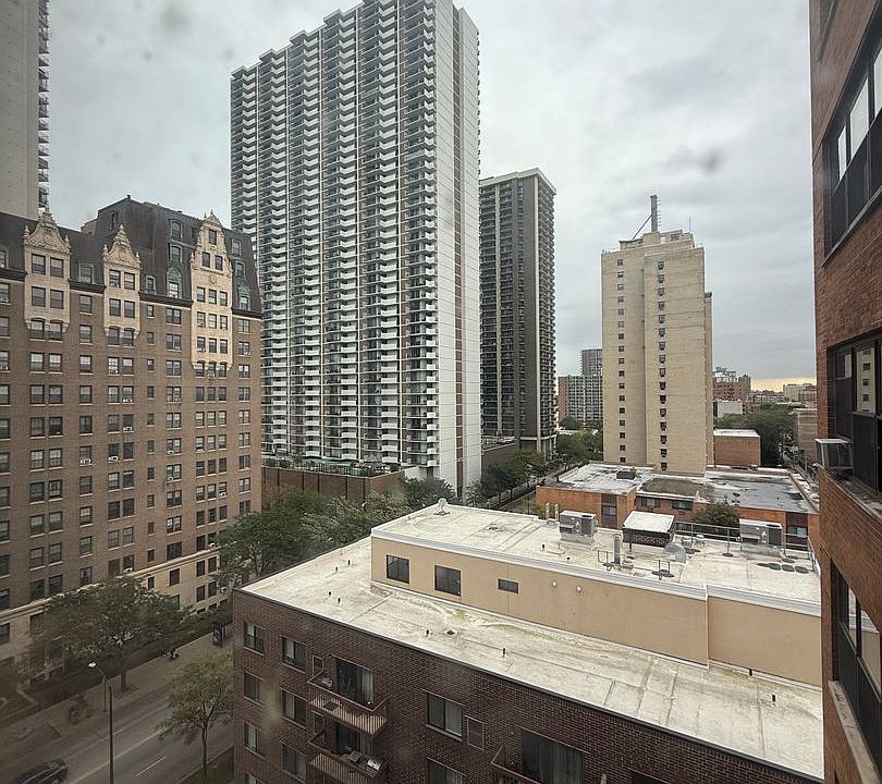 2nd image of 6118 N Sheridan Rd APT 1006