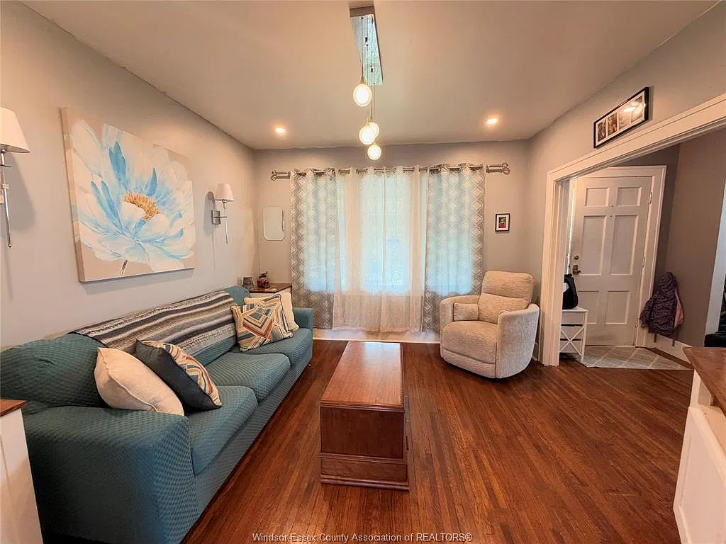4 bed, $2,300 — Photo 3