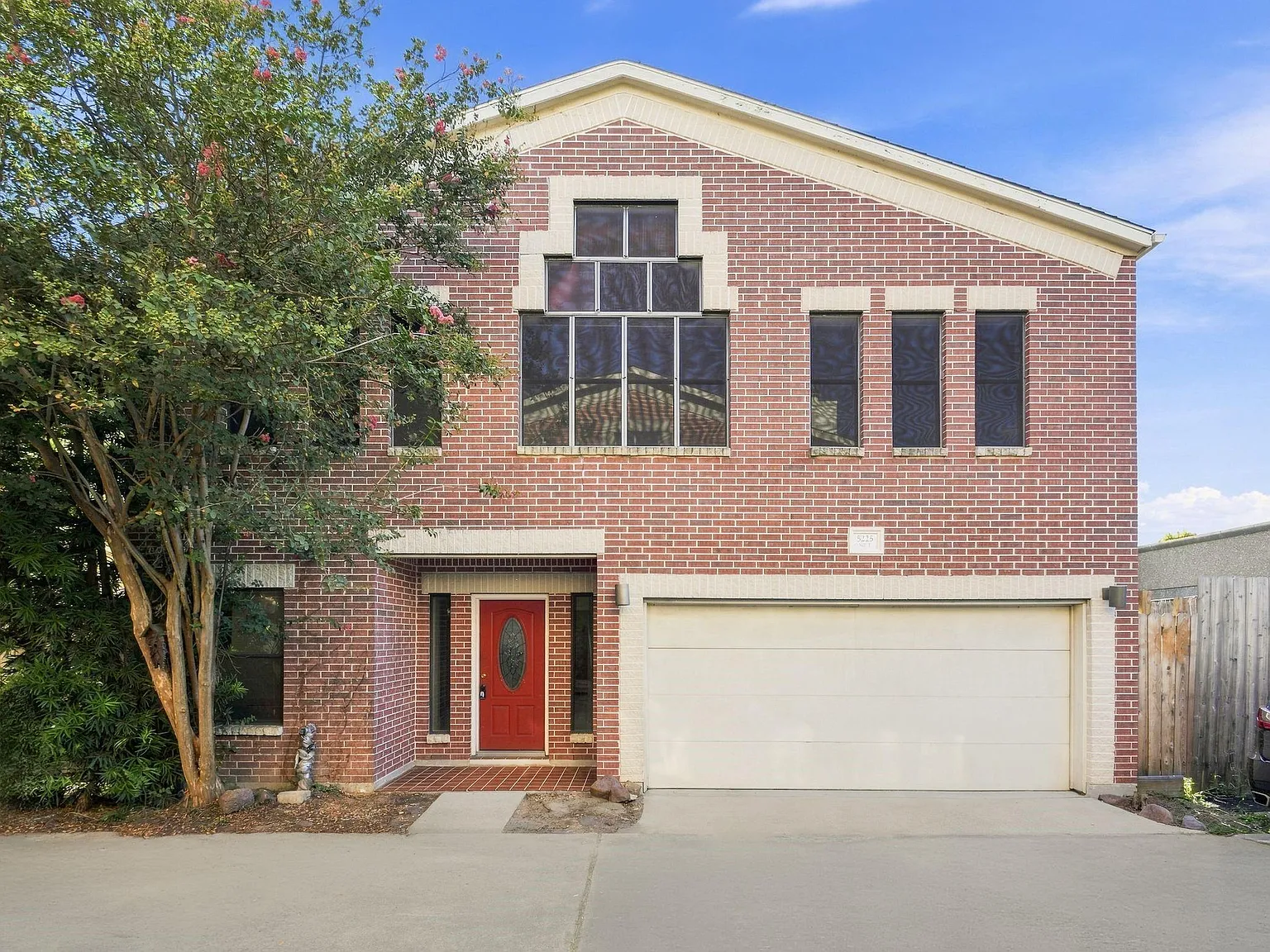 3 bed, 2.5 bath, 2260 sqft, $3,500 — Photo 2