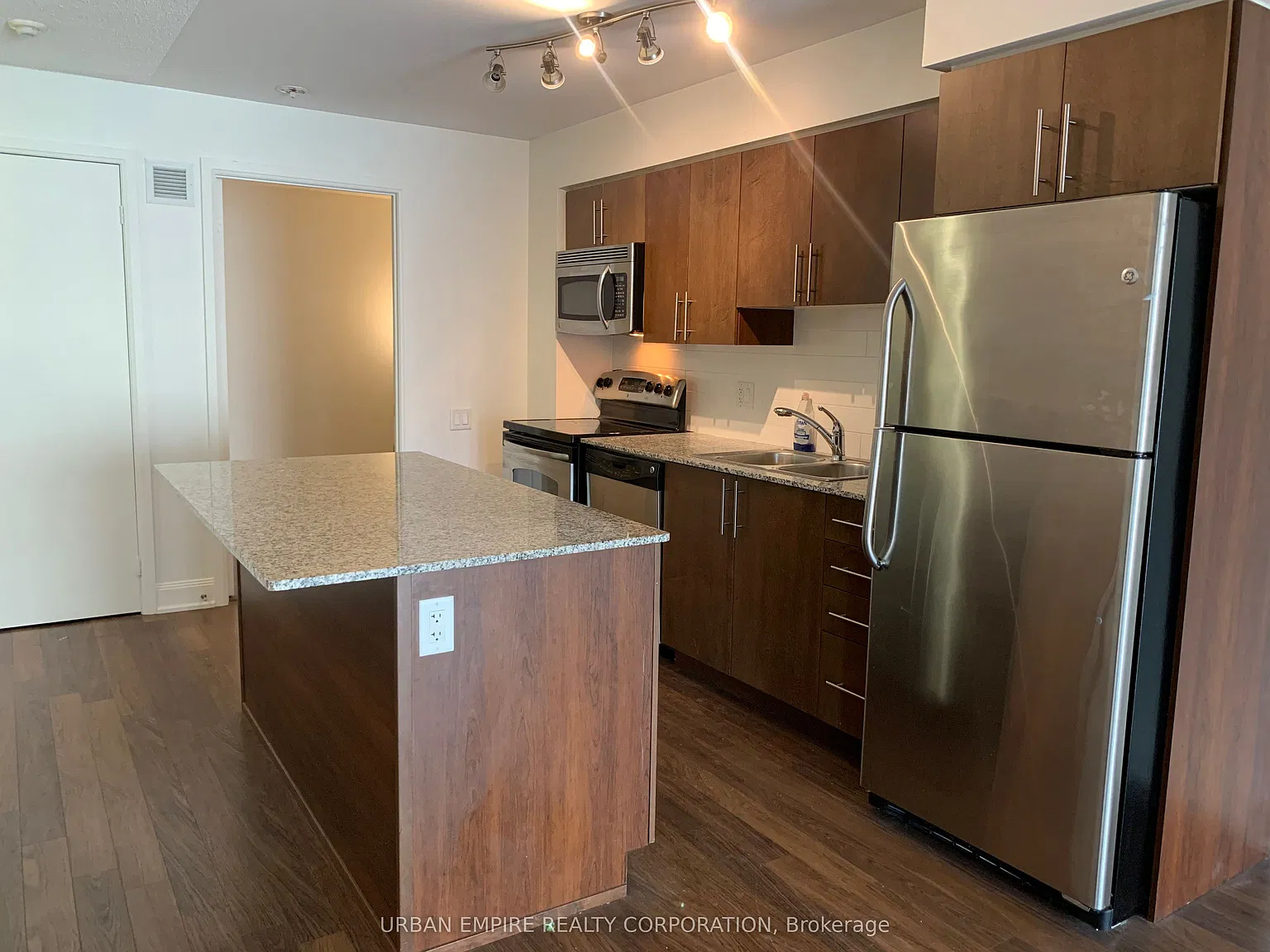 2191 Yonge St — Photo 4