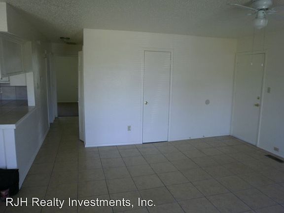4th image of 1009 Acacia Cir