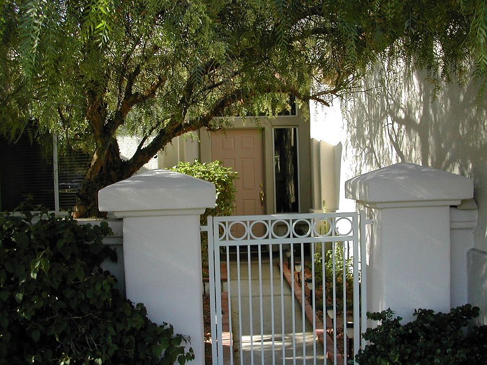 Entrance to Front Courtyard Garden