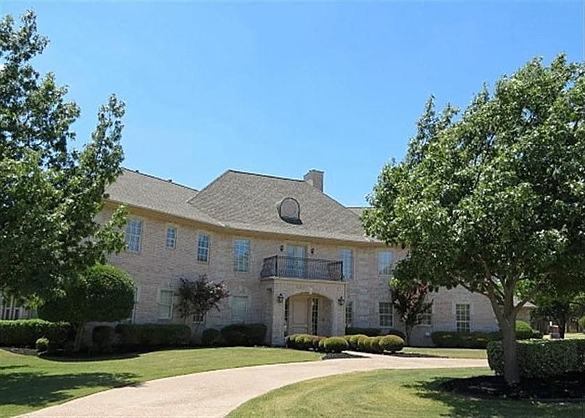 1st image of 900 Columbia Dr