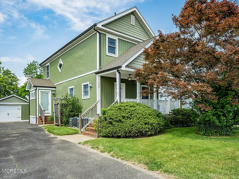 132 Sampson Pl — Photo 2