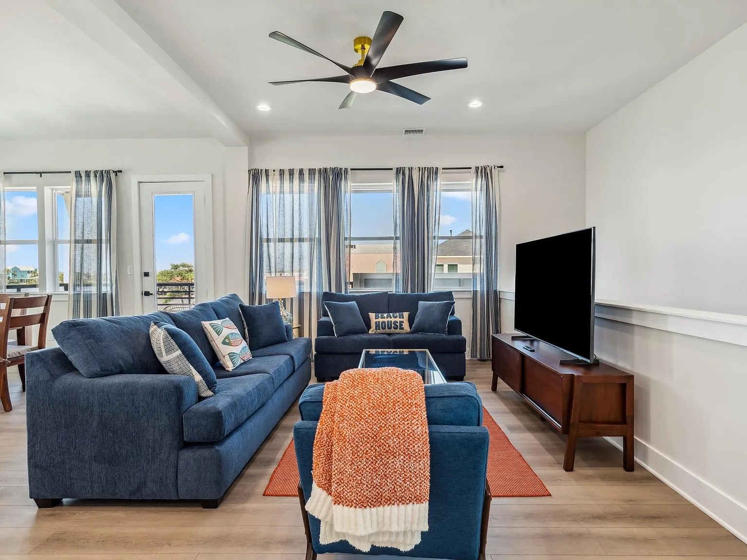 3 bed, 3.5 bath, 1900 sqft, $3,900 — Photo 3
