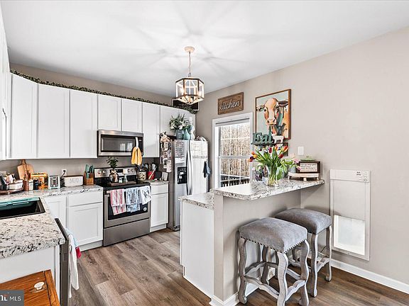 3rd image of 102 Dundee Pl