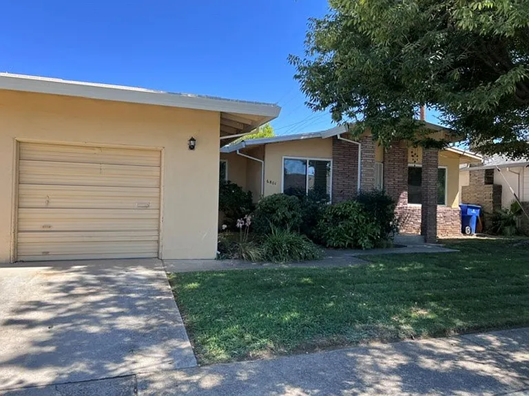 6801 Las Palamitas Way - South Land Park Duplex with central heat and air. Close to shopping and ... — Photo 2