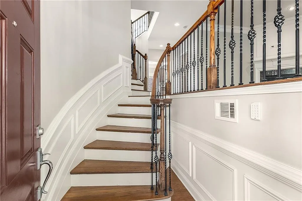 3 bed, 3.5 bath, 1924 sqft, $3,800 — Photo 2
