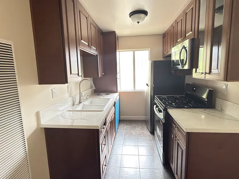 6460 Mammoth Ave #104 — Photo 2
