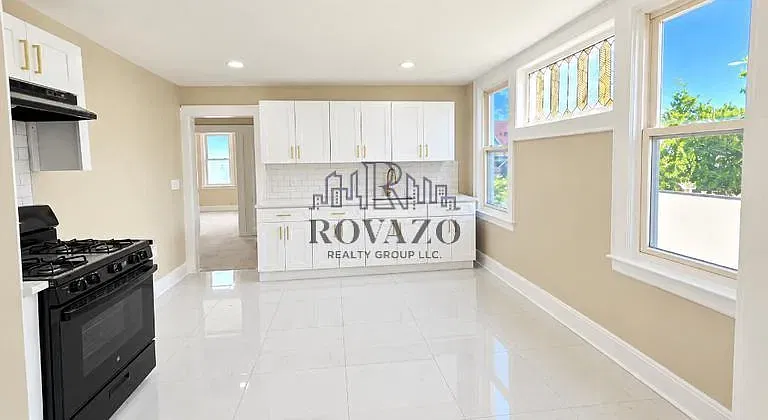 4 bed, 1.5 bath, 900 sqft, $2,600 — Photo 1