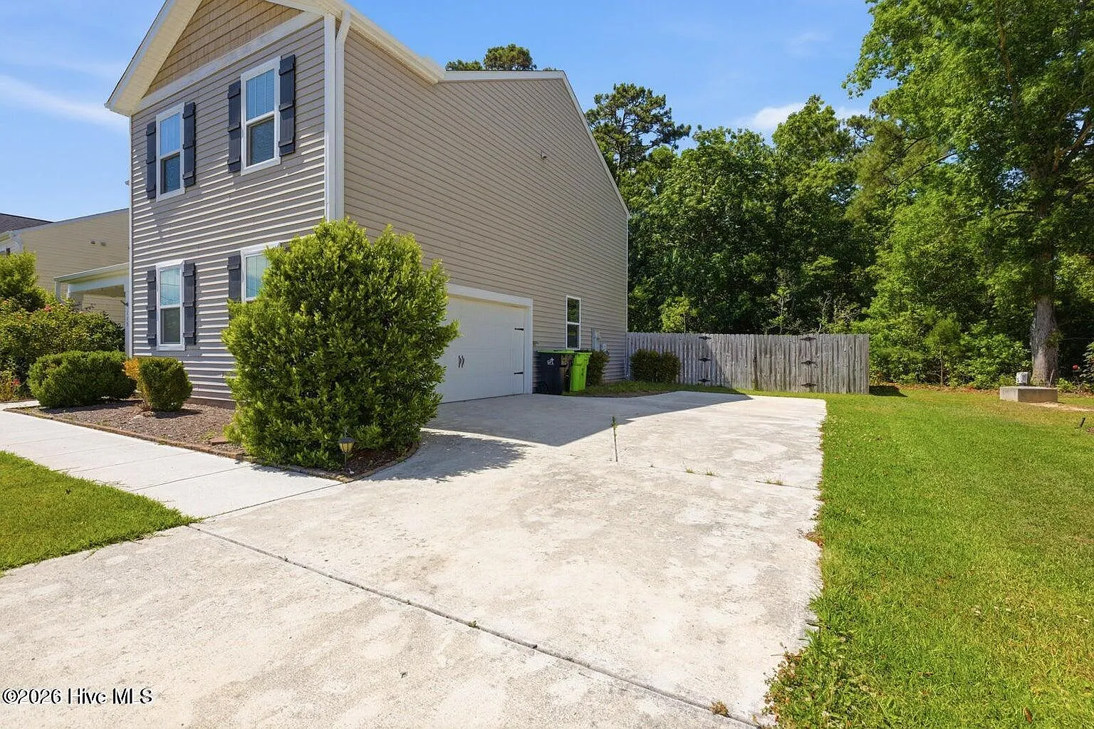 4 bed, 2.5 bath, 2420 sqft, $2,200 — Photo 3